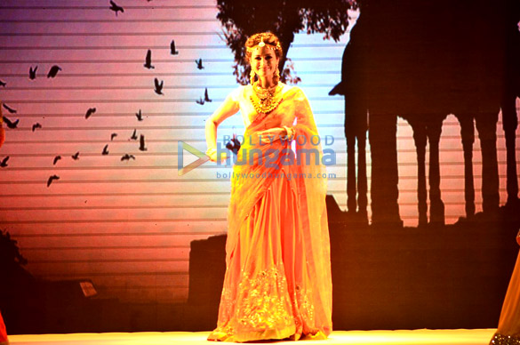 dia mirza walks for shobha shringar jewels at iijw 2014 7