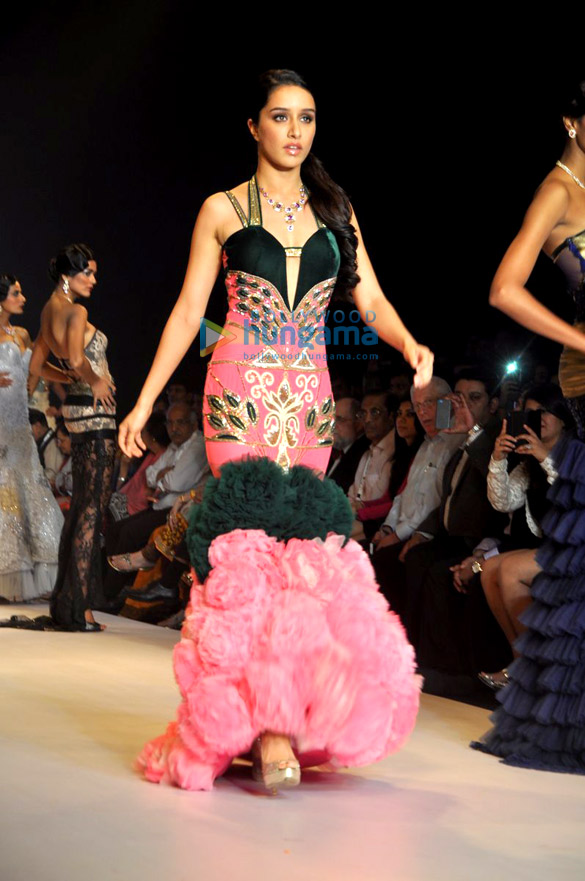 shraddha kapoor walks for gitanjali italian colllection at iijw 2014 3