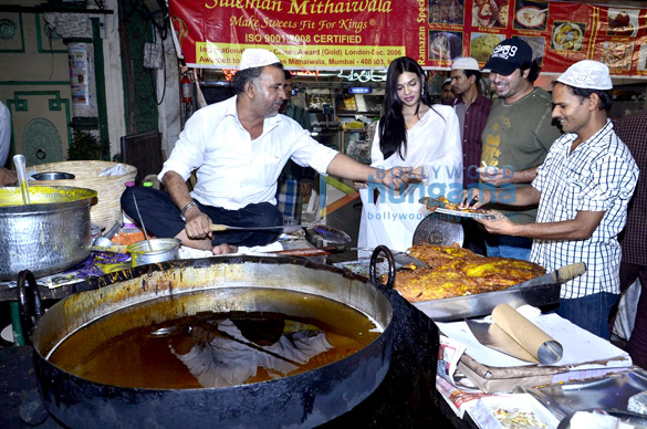 sara loren snapped at minara masjid on account of ramazan 6