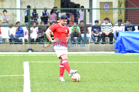 aamir hrithik abhishek at ira khans charity football match 10