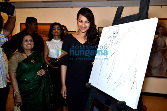sonakshi sinha inaugurates an art exhibition 4