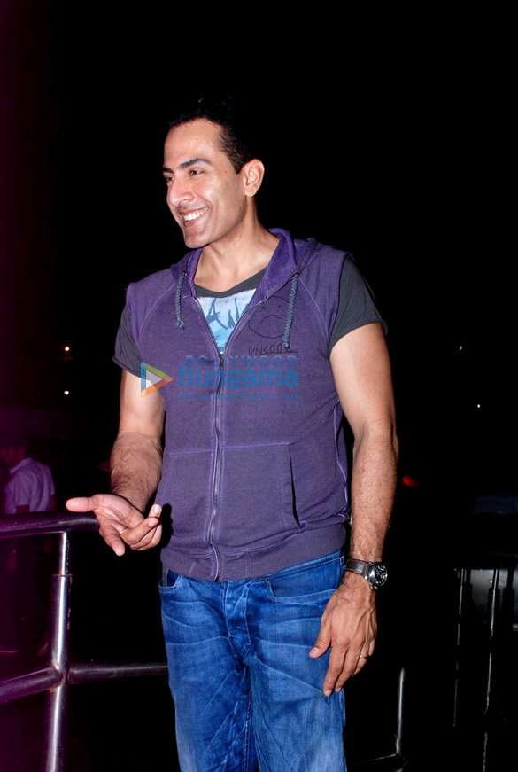 tusshar kapoor snapped in a unshaven look at pvr 5
