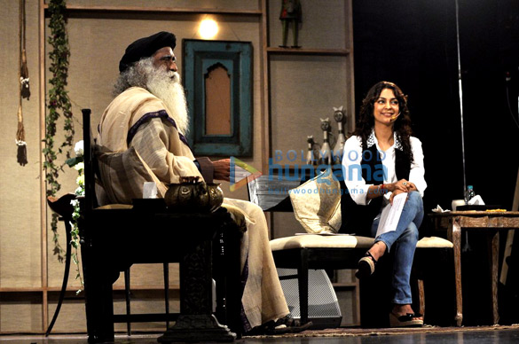 juhi chawla graces the dvd launch of leadership beyond the leader 2