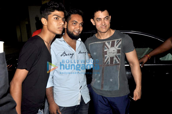 aamir khan snapped with fans 2