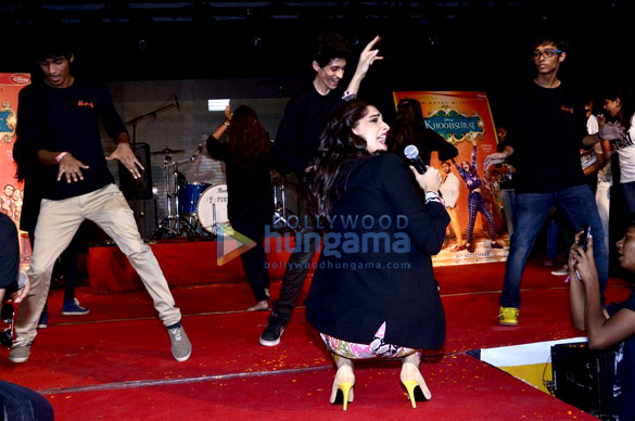 sonam bipasha at mithibai colleges festival umang 2014 24