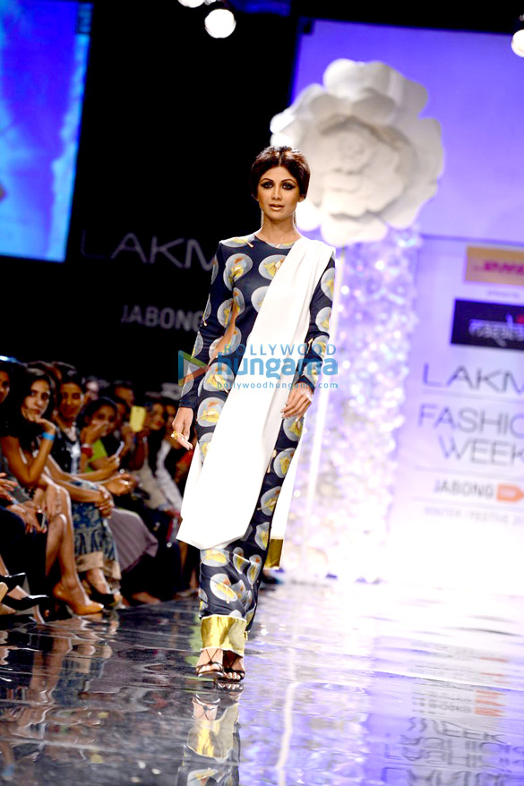 sushmita shilpa walk for lakme fashion week 2014 9