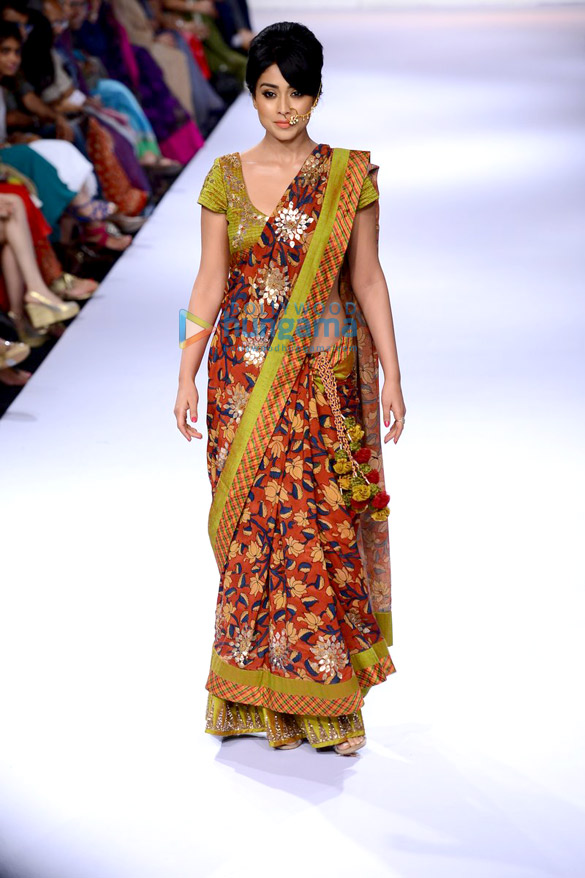 shriya saran walks for sashikant naidu at lfw 2014 day 3 4