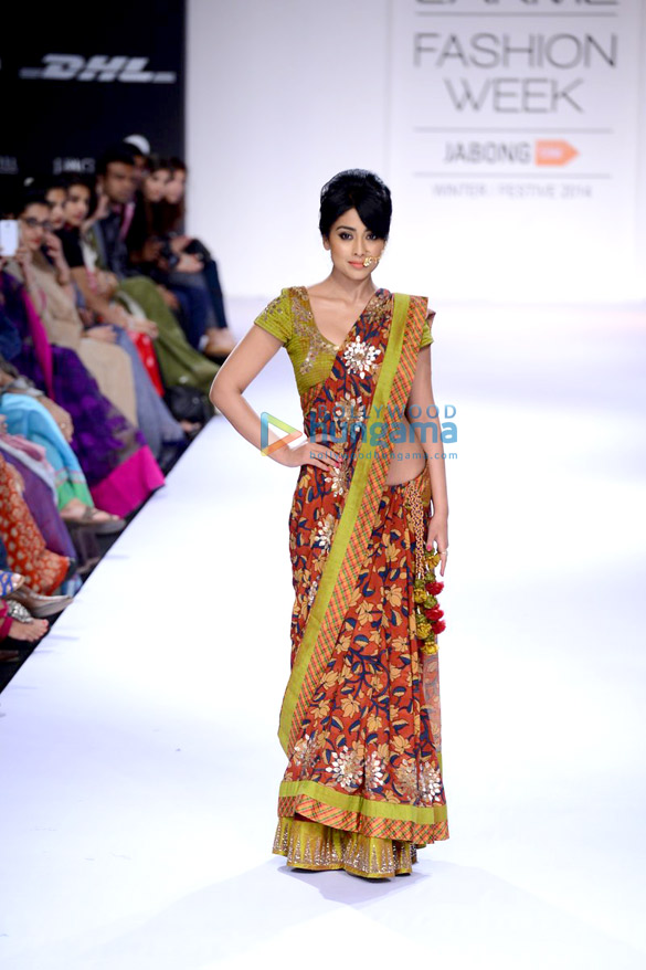 shriya saran walks for sashikant naidu at lfw 2014 day 3 7