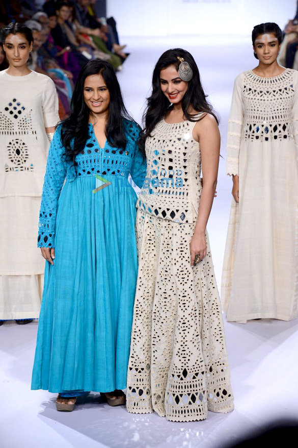 sonal chauhan walks for purvi doshi at lfw 2014 day 3 7