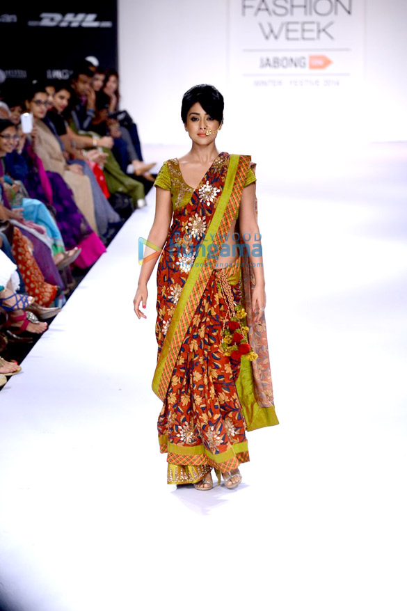 shriya saran walks for sashikant naidu at lfw 2014 day 3 3
