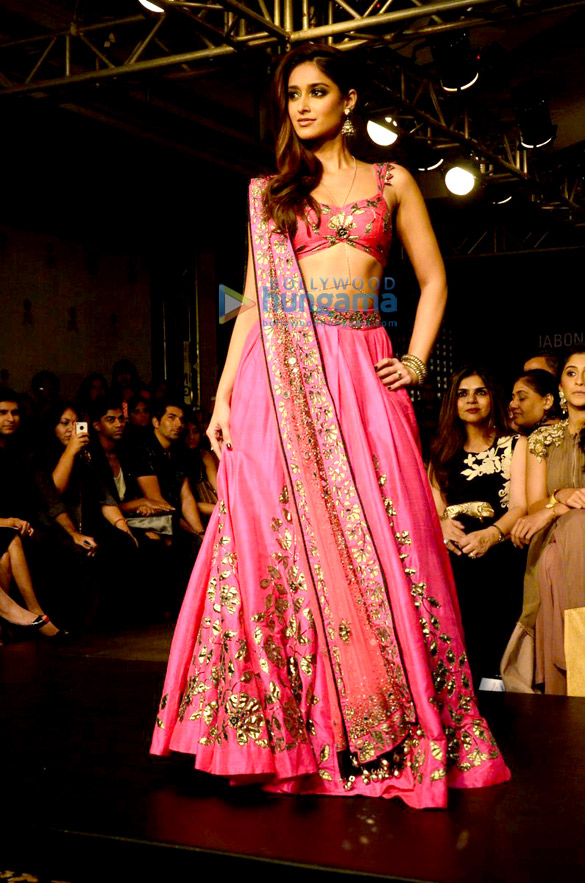 ileana dcruz walks for arpita mehta at lfw 2014 day 5 4