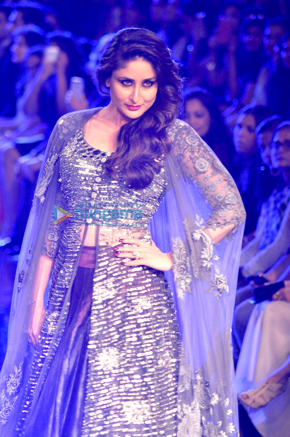 kareena varun walk for manish malhotra at lfw 2014 day 5 4
