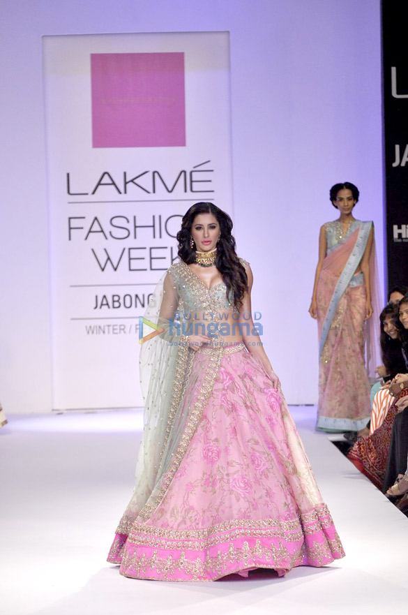 nargis fakhri walks for anushree reddy at lfw 2014 day 6 7