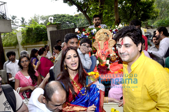 sonali bendres ganpati visarjan 7