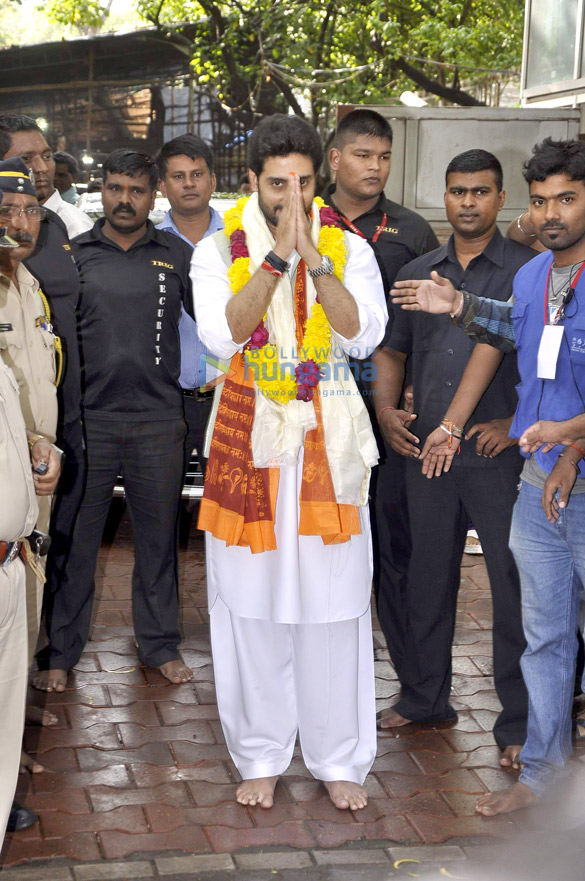 abhishek bachchan visits siddhivinayak ganesha 5