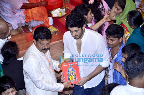 mohit marwah visits lalbaugh cha raja 4