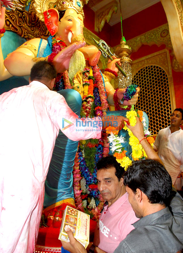 celebs snapped attending the darshan at lalbaug cha raja 4