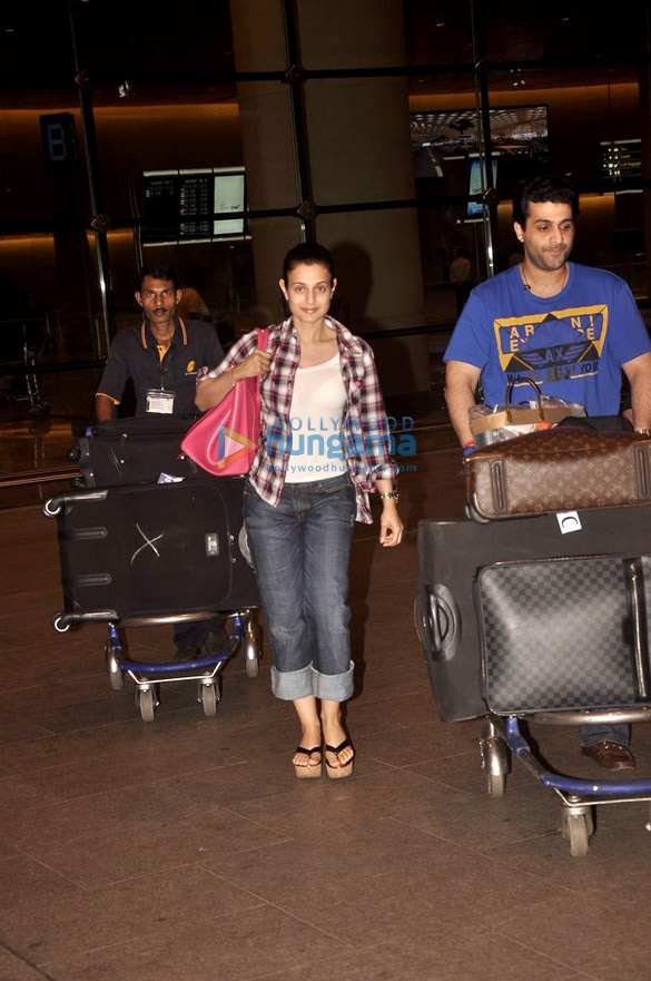 ameesha patel snapped returning from bangkok 2