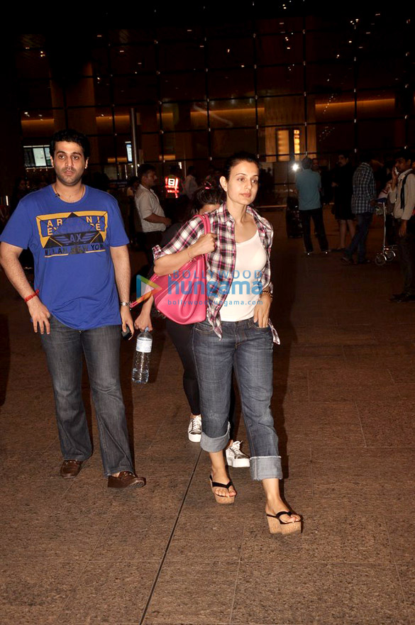 ameesha patel snapped returning from bangkok 4