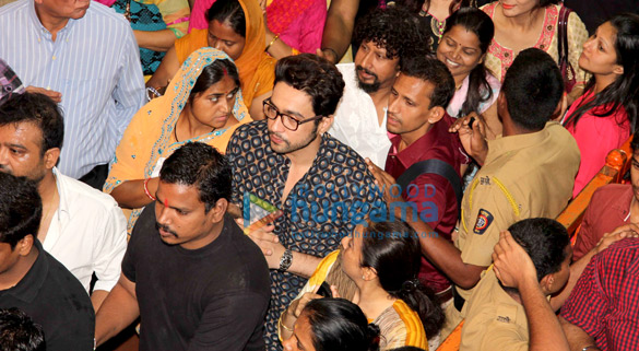 adhyayan suman aanand raut snapped visiting lalbaughcha raja for blessings 4