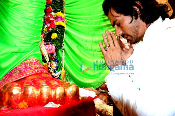 arjun rampal visits lalbaug cha raja to take blessings for his next hindi film daddy 11