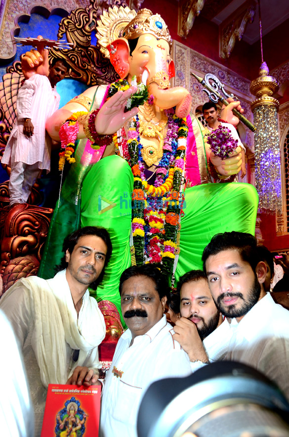 arjun rampal visits lalbaug cha raja to take blessings for his next hindi film daddy 10