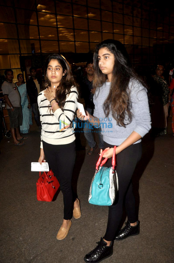 sridevi snapped with boney kapoor daughters at the airport 5