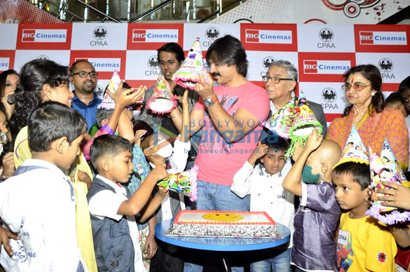 vivek oberoi celebrates his birthday with cancer patients 2