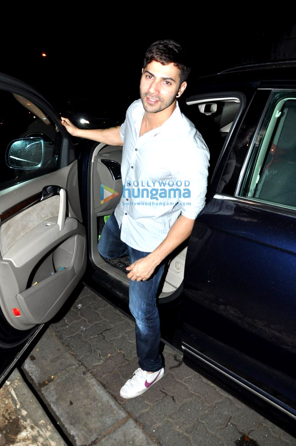 varun dhawan snapped at olive with friends 3