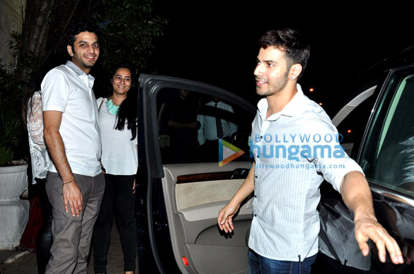 varun dhawan snapped at olive with friends 8