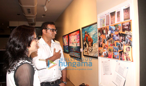 abhijeet graces shashi thakurs show of her new paintings titled beyond the seas 4