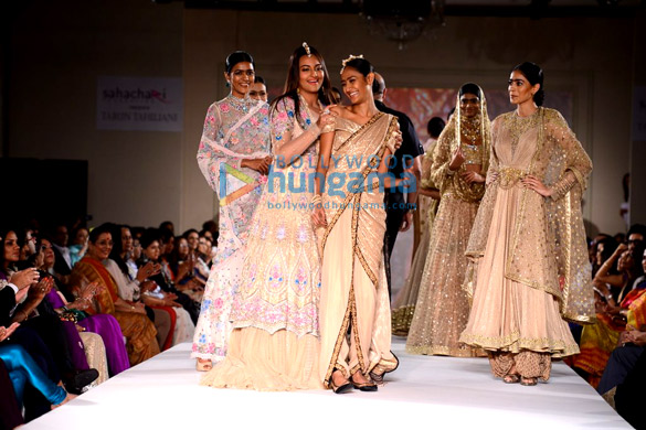 sonakshi sinha rekha at tarun tahilianis show for sahachari foundation 6