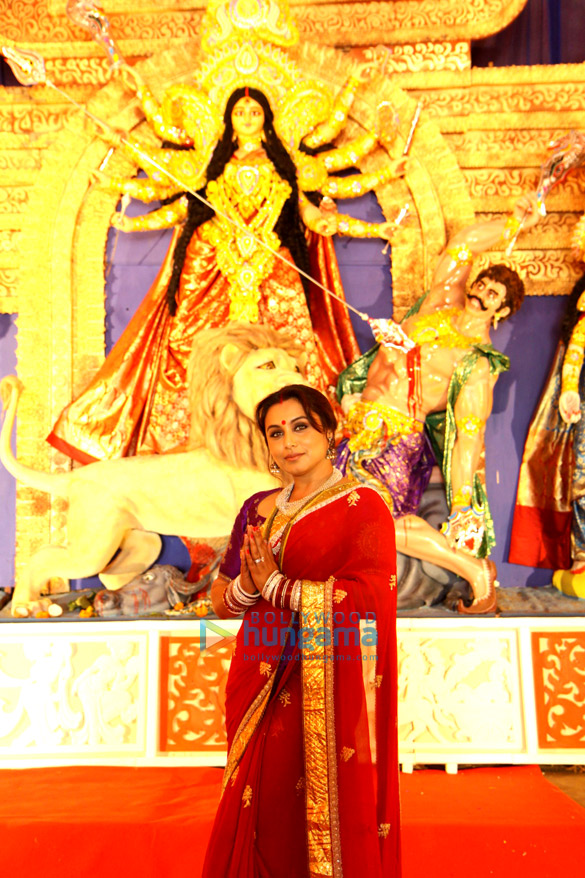 rani mukerji visits the north bombay sarbojanin durga puja 2014 3