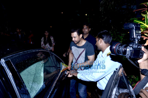 aamir khan snapped at prithivi theatre 6
