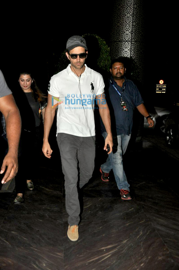 hrithik roshan snapped at a suburban hotel 5