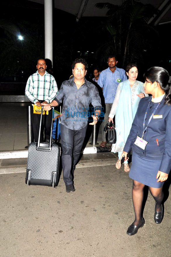 sachin tendulkar snapped with his wife at the airport 5