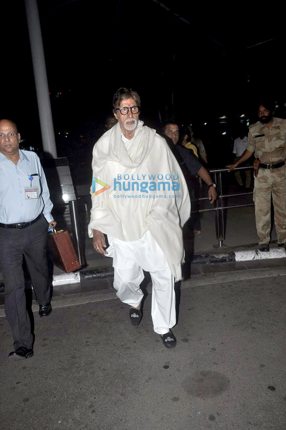amitabh bachchan lisa haydon annu kapoor snapped at the domestic airport 5
