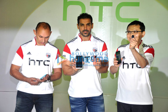 john abraham unveils new htc mobiles 6