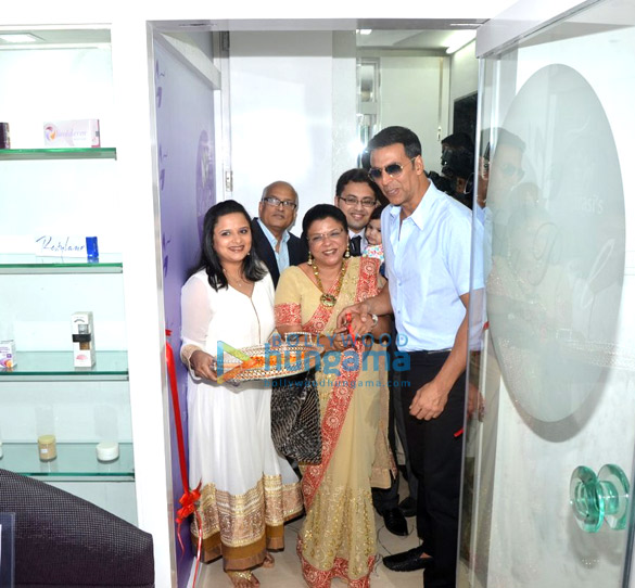 akshay kumar inaugurates dr trasis clinic la piel 3