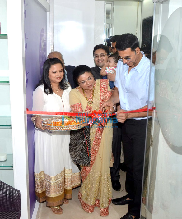 akshay kumar inaugurates dr trasis clinic la piel 2