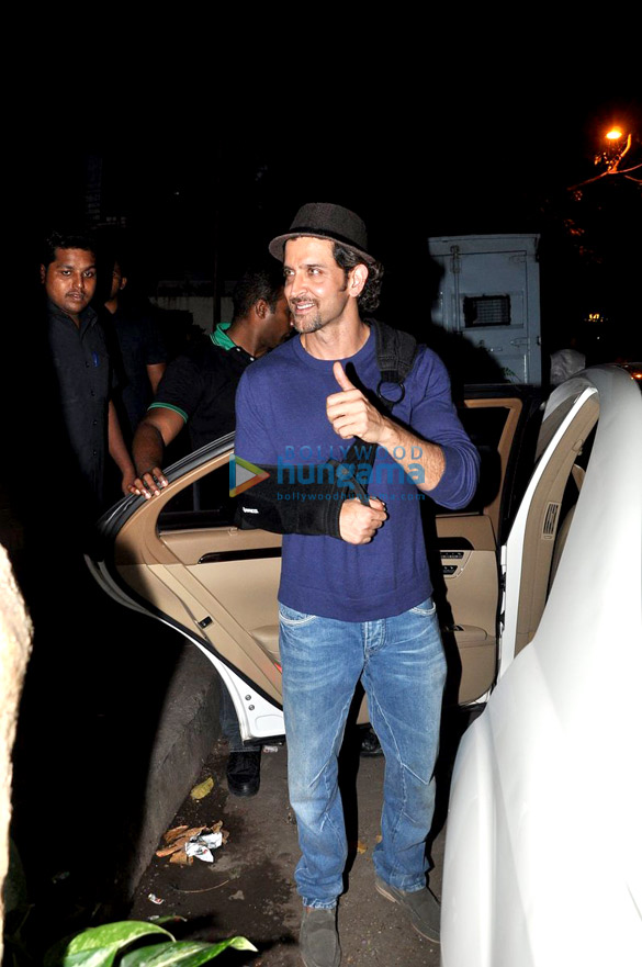 an injured hrithik roshan snapped in bandra 8