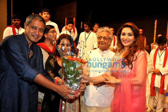 madhuri dixit snapped with kids 2