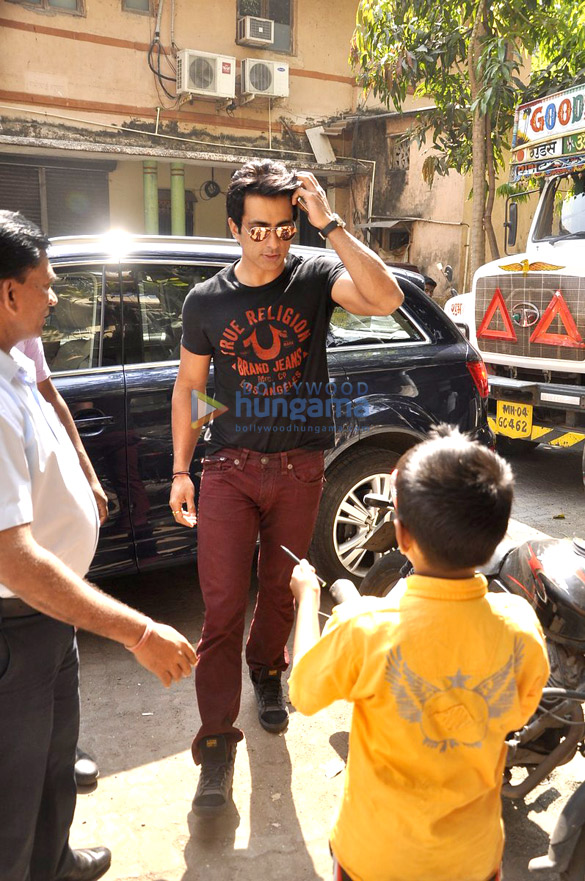 sonu sood unveils rising star magazine 8