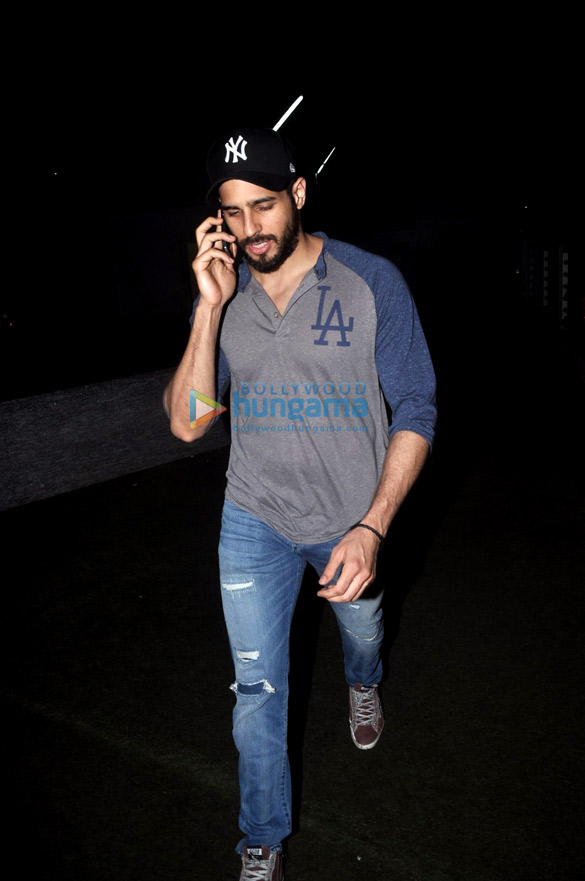 sidharth malhotra zarine khan snapped at juhu 4