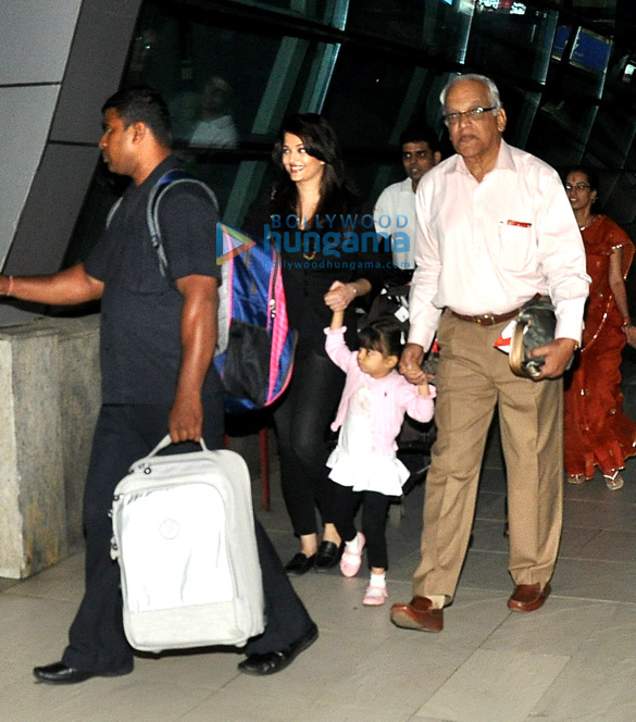 aishwarya rai bachchan snapped with aaradhya bachchan at the airport 2