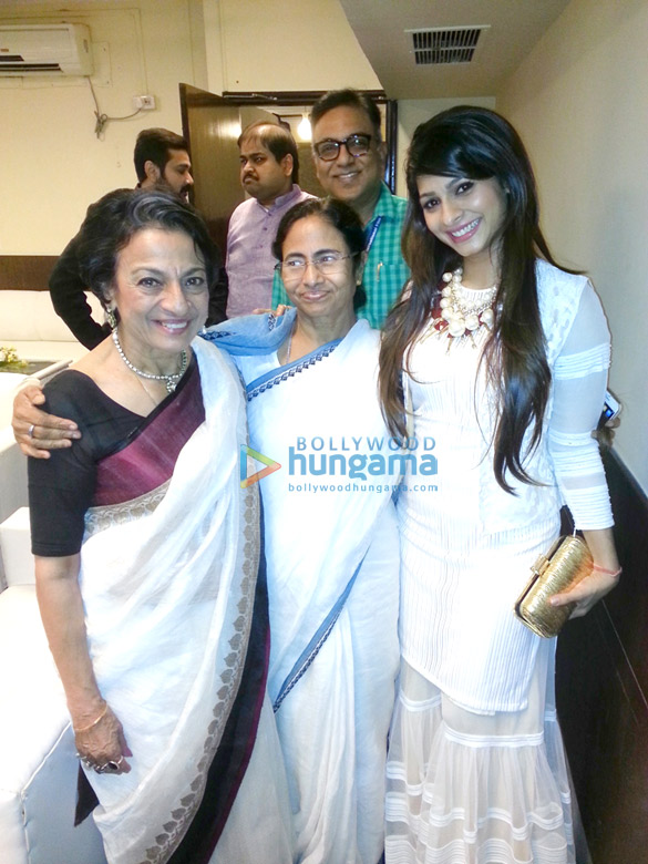 tanisha mukherjee and tanuja attend the 20th kolkata international film festival 2