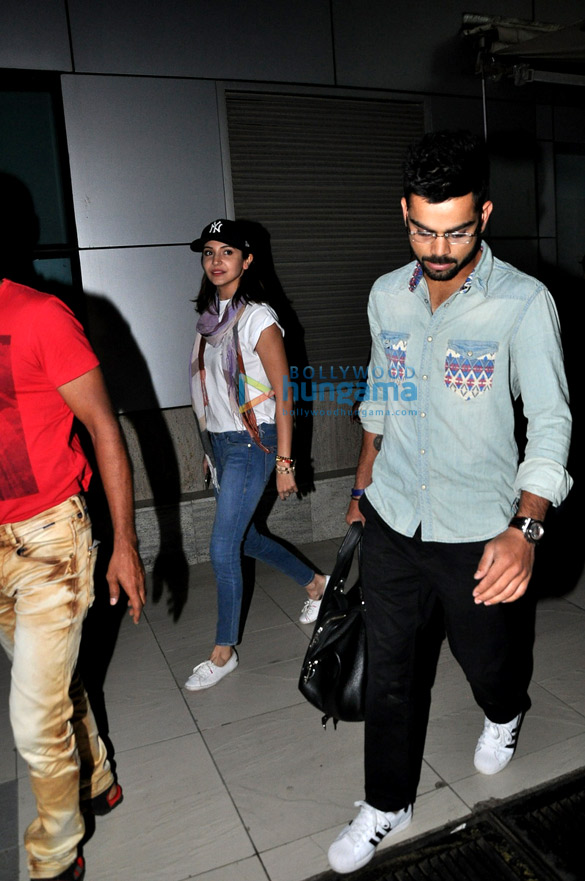 anushka sharma virat kohli snapped at the domestic airport 4