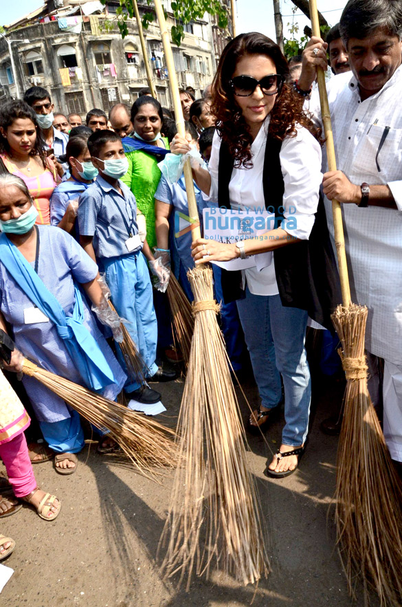 juhi chawla at cleanliness drive 3