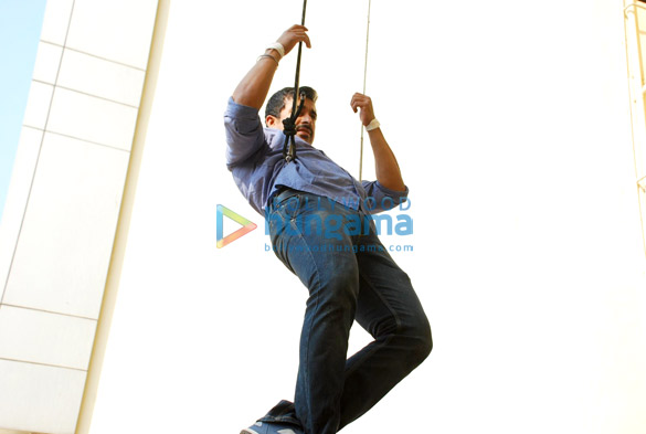 rannvijay singh conducts stunt for his show 6
