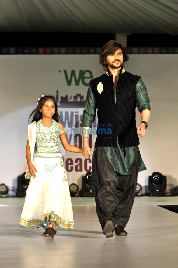 zayed khan lisa ray walk for welingkars tribute fashion show 26
